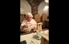 Niemiecka staruszka wznosi toast za Fürher'a