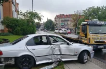 Bmw wypadło z drogi. Niebezpieczne zdarzenie przy galerii handlowej