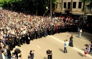 Gruzja: Mnisi brutalnie rozgonili paradę równości