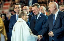 W rekordowym tempie spada zaufanie do Kościoła, a Polacy coraz bardziej ufają UE