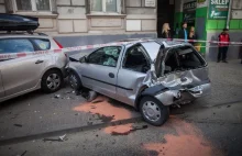 Zderzenie 5 pojazdów. Policja i pogotowie przejeżdżają obok i nie reagują