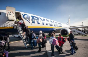 "Nie, to nie jest wiocha". Polska stewardessa obala mit o klaskaniu w...