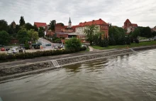 Toruń. Auto płynęło Wisłą bez kierowcy. Samochód wyciągnęli strażacy