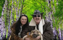 Krzysztof Krawczyk na spacerze z psem W LESIE!