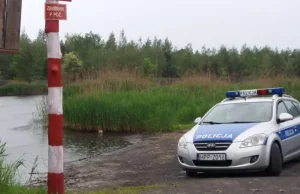 Wziął córkę na plecy i zniknął na środku stawu. Trwa poszukiwanie