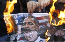 Taki plakat właśnie spalono przed ambasadą amerykańską w Bejrucie