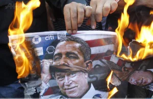Taki plakat właśnie spalono przed ambasadą amerykańską w Bejrucie