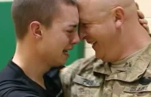 Żołnierze robią niespodziankę rodzinie