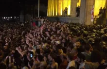 Gruzja: tysiące protestujących szturmują parlament. [VIDEO]