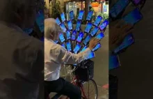 Tajwański emeryt spędza czas na łapaniu pokemonów za pomocą 30-stu smartfonów.