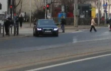 Młody Ukrainiec próbował wręczyć policjantom z Wrocławia swoje auto jako łapówkę