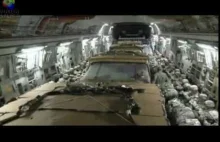 Samolot transportowy C 17 zrzuca Humvee ze spadochronem