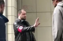 Faszysta noszący opaskę ze swastyką wytropiony i znokautowany jednym ciosem