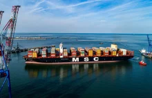 Największy na świecie kontenerowiec MSC Gülsün przypłynął do DCT Gdańsk (wideo)