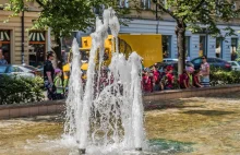 Upały sprawiają, że ludzie kąpią się w miejskich fontannach