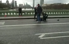 Radek Sikorski filmuje skutki ataku terrorystycznego na moście westminsterskim