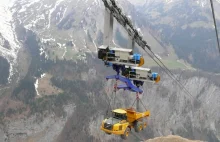 Szwajcarska kolejka linowa, która zamiast narciarzy wciąga… ciężarówki