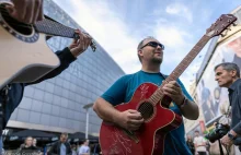 Gitarzyści zagrali "Laylę" Erica Claptona przed Galerią Katowicką