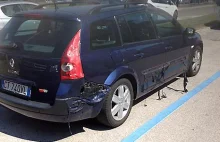 Renault Megane roztopił się na słońcu.