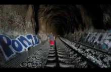 4 koleś postanawia przejść się tunelem kolejowym...
