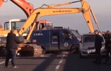 Bandyci koparkami rozpruli opancerzony furgon i skradli ponad 2 miliony euro