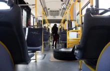 Pasażer rozebrał się do naga w autobusie miejskim. Krzyczał i darł pieniądze