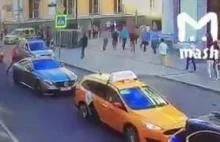 Kierowca taksowki wjechal w tlum ludzi w Moskwie - film.