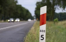 Co znaczą te numerki na słupkach przy drodze? (i jak z nich korzystać)
