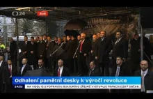 17.11.2014 Czesi pozdrawiają swojego prezydenta czerwonymi kartkami i jajami.