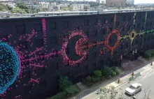 15 000 papierowych ptaków przyklejonych do ściany budynku