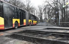 Nadjeżdżał pociąg, a szlaban zatrzymał autobus na przejeździe kolejowym