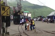 Przejażdżka pociągiem przez miasto Darjeeling w Indiach