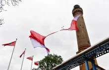 Największa flaga Polski zniszczona