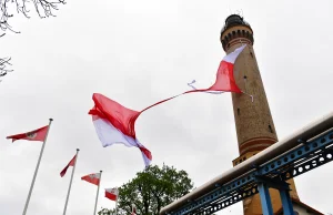 Największa flaga Polski zniszczona