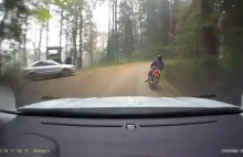 Policjanci najeżdżają na motocyklistę, którego ścigali