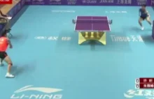 Niecodzienna wymiana piłki w tenisie stołowym