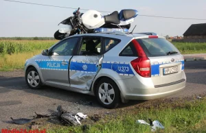 Nietypowy wypadek motocykla i policyjnego radiowozu.