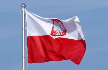 Polska flaga na warszawskim budynku należącym do Rosji