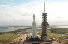 Oto jak Falcon Heavy prezentuje się na stanowisku startowym. Video od SpaceX!