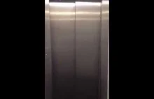 Pijani studenci Śpiew Gdy utkniesz w Kampusu winda