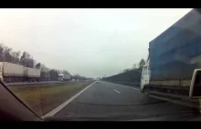 Niebezpieczny manewr kierowcy BMW na autostradzie.