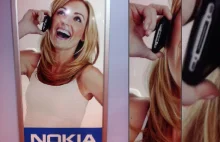 Czemu na australijskim banerze Nokii jest kobieta używająca iPhone?