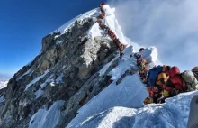 Kolejna ofiara wspinaczki na Everest. Na szczycie tworzą się kolejki.