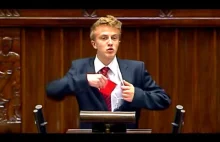 Młody pokazuje posłom czerwoną kartkę w Sejmie!