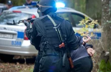 Szturm policji na wiejską zagrodę. Dziewięciu policjantów rannych