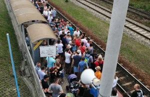 Sceny na stacjach kolejowych jak w Indiach. PKP w całej okazałości.