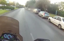 Policjant na motorze "odlatuje" próbując zatrzymać się na czerwonym świetle