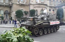 Stig na wojennej ścieżce - petycja w sprawie Clarksona dostarczona czołgiem.