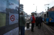 Zakaz palenia na przystankach śmierdzi na odległość