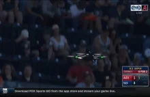 Jakiś idiota latał dronem podczas meczu baseballowego (wideo)